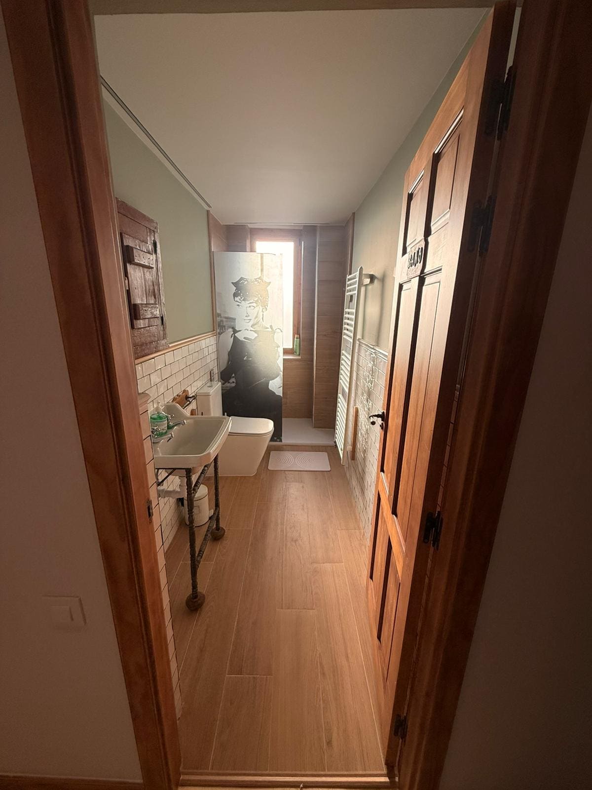 Baño con azulejo tipo metro blanco y lavabo de estilo vintage en una vivienda de Arnedo