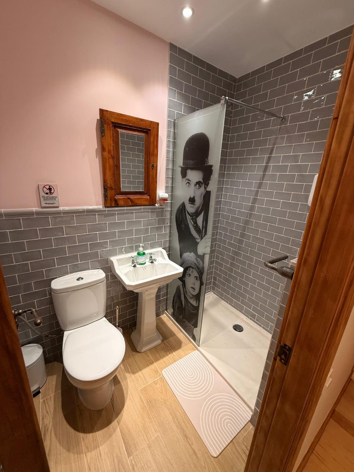 Baño con azulejo tipo metro gris y lavabo de pedestal en una reforma de Arnedo