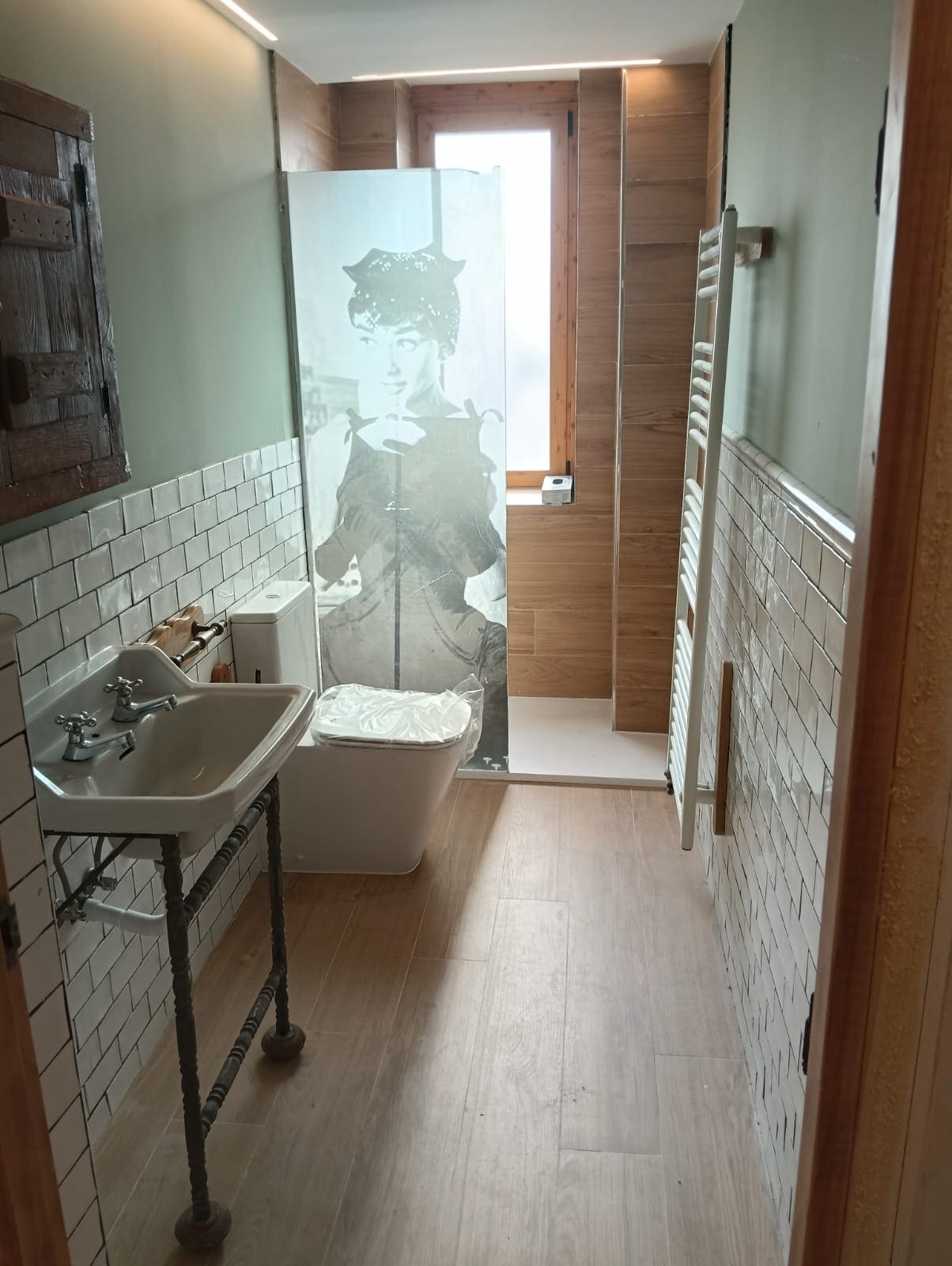Ducha de obra a ras de suelo con azulejo tipo metro en un baño de Logroño