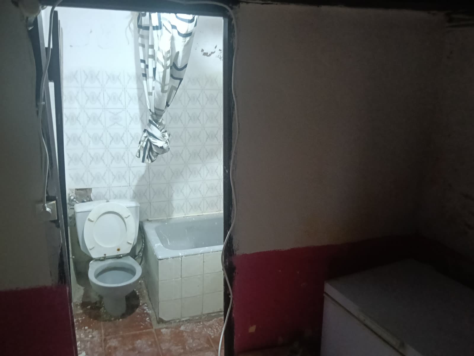 Baño antiguo sin reformar, con azulejo de época, dentro de una vivienda recién abierta
