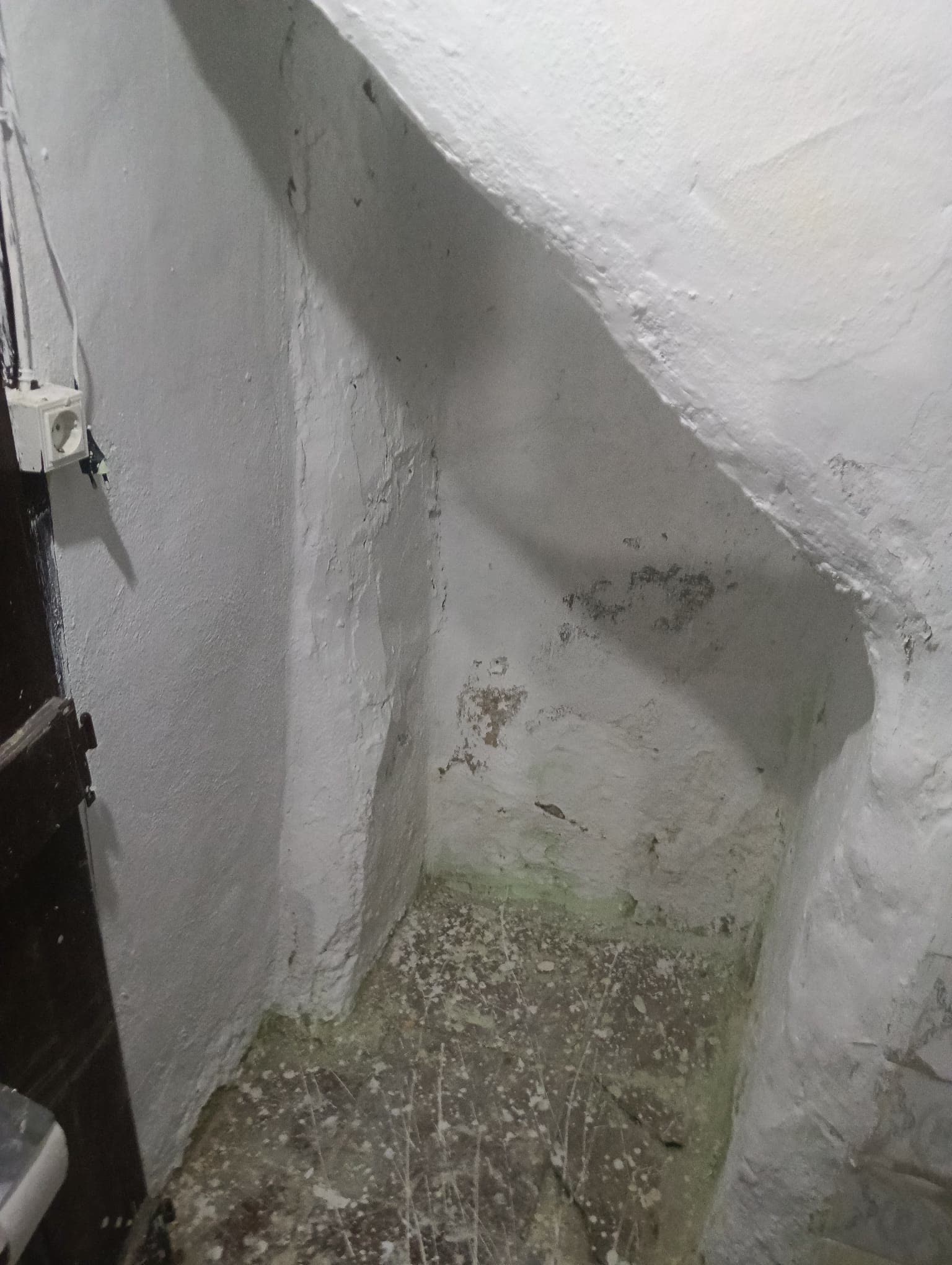 Paredes de un baño vaciado hasta el enlucido de yeso, sin alicatar, pintar ni tabiquería nueva