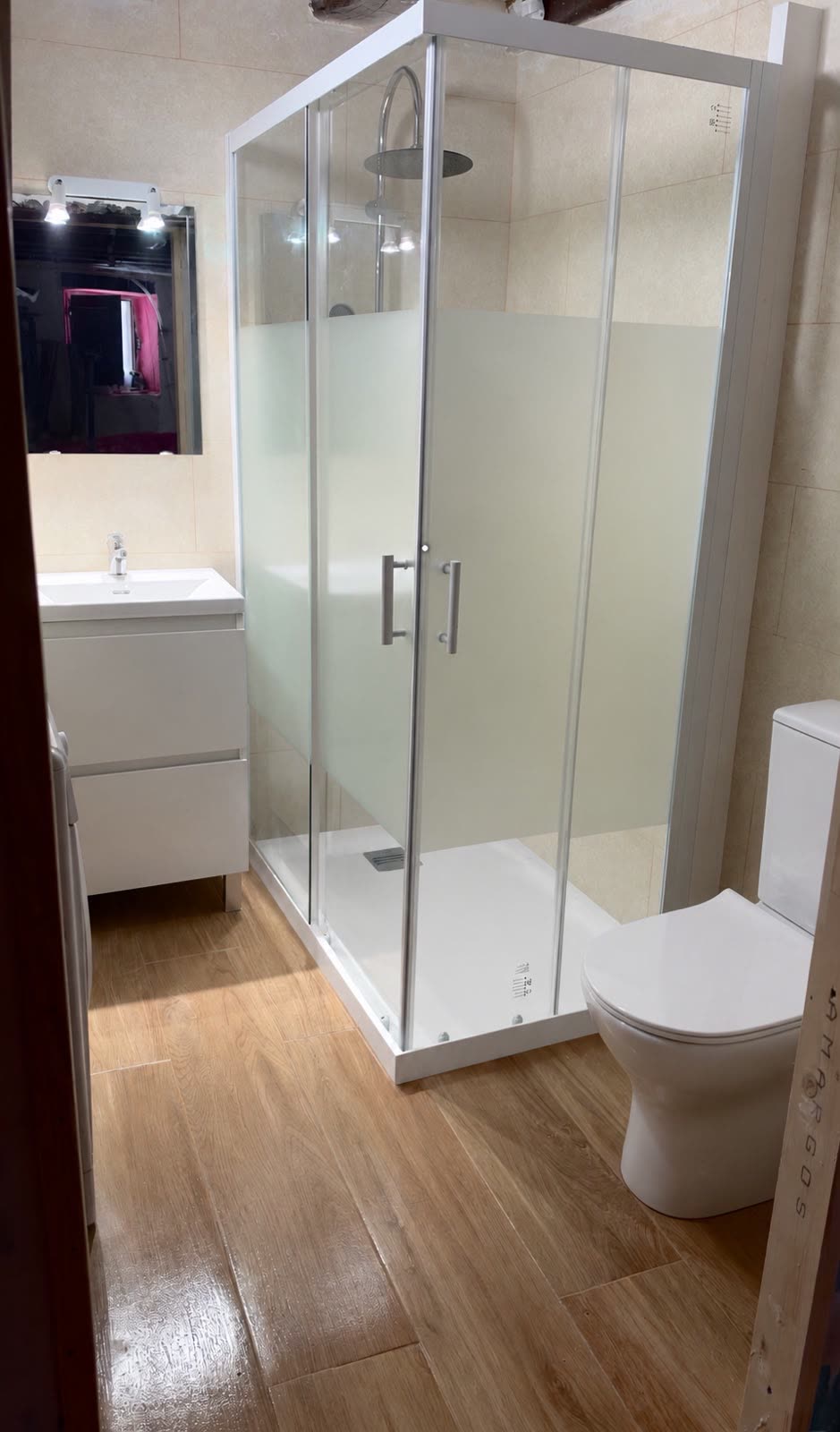 Baño terminado con ducha y mampara esquinera en una vivienda antigua de Haro