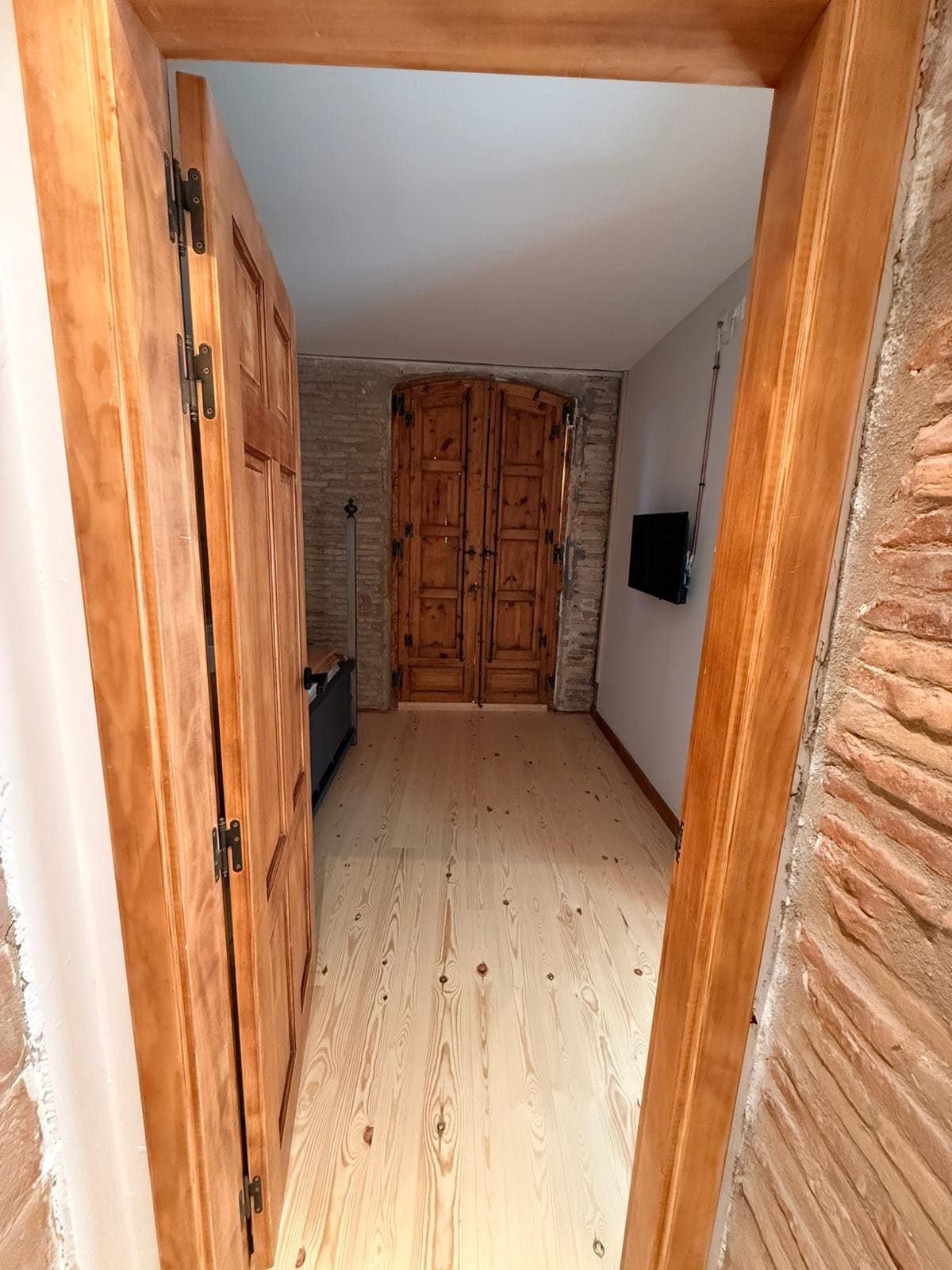 Estancia con puertas antiguas restauradas integradas en la reforma integral