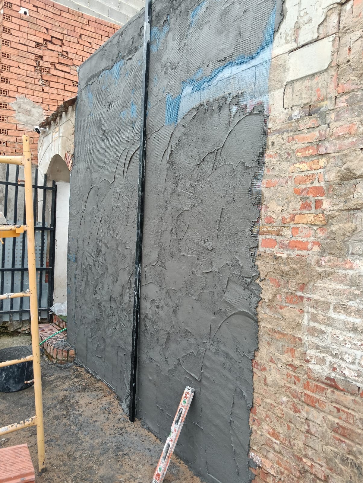 Andamio montado frente a una fachada antigua durante el proceso de rehabilitación