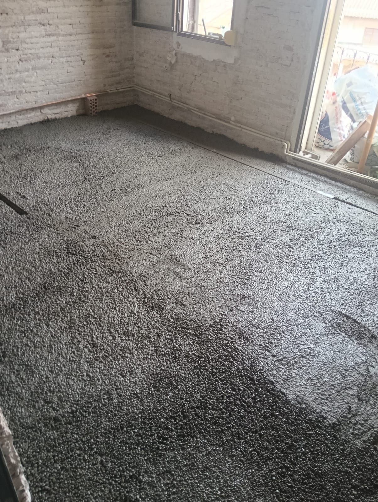 Forjado terminado con hormigón aligerado, listo para colocar el suelo nuevo